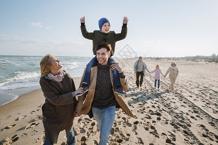 幸福的多代人家庭在海滨图片