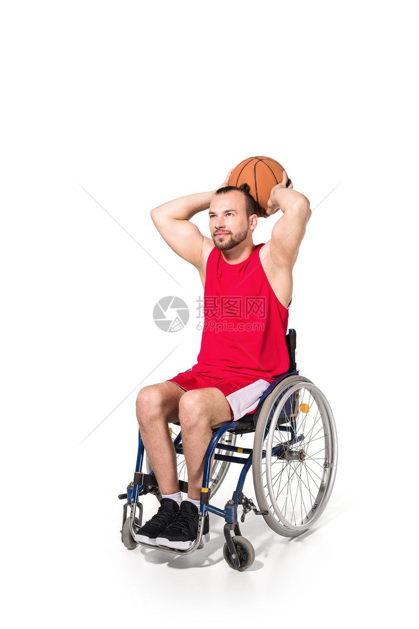 坐在轮椅上打篮球笑着被孤立在白边的残图片