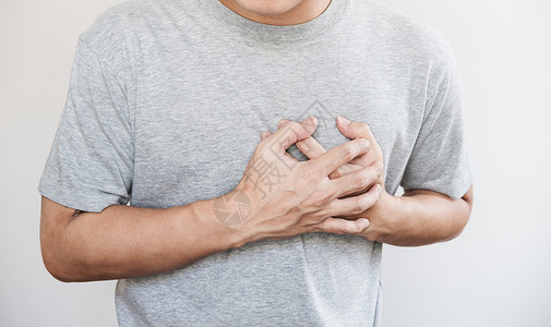 一个人触摸自己的心脏心脏病发作和其他心脏病概念图片