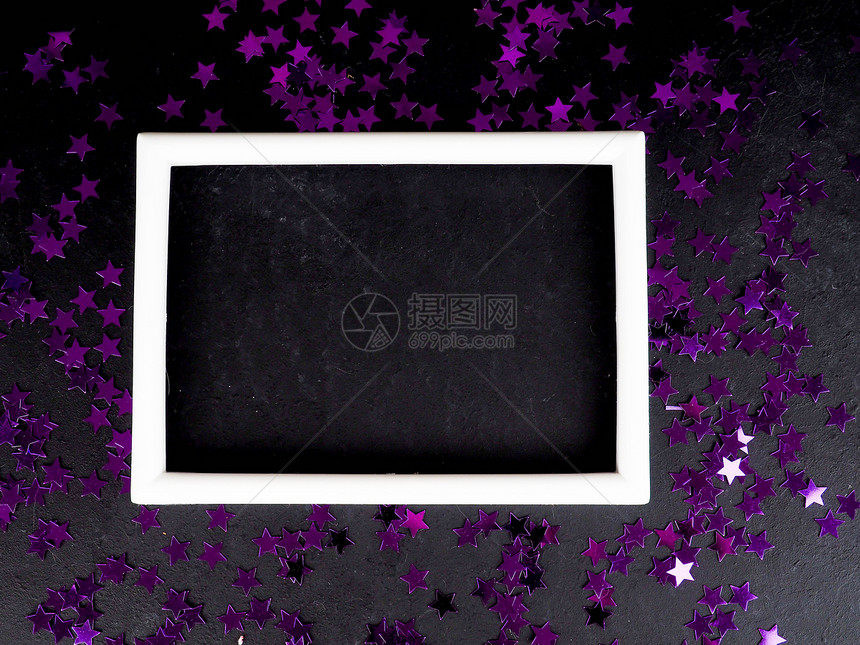 紫色星号贺卡文本位置周围黑色背景上的白色图片