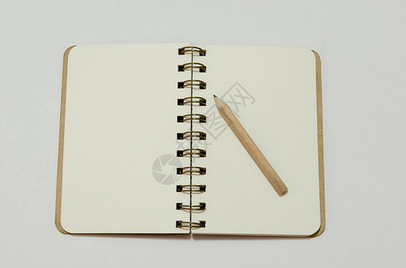 白色背景上的空笔记本纸和铅笔图片