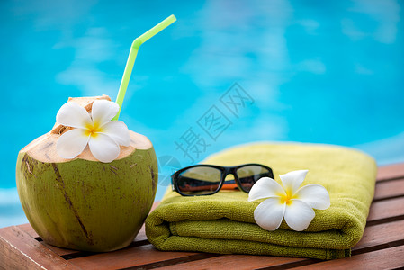 椰子毛巾和带热花朵的椰子毛巾图片