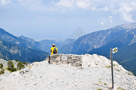 在攀登希腊最高山峰奥林匹斯时图片