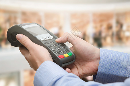 使用信卡付款机的手刷卡机终端支付信用店读图片
