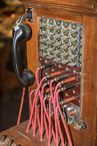 古代旧式电话总机通讯连接概念图片