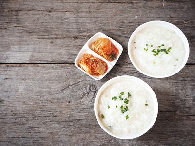 木背景上的韩国米粥背景图片