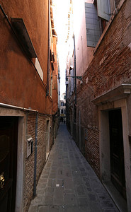 意大利威尼斯高楼之间狭小的街道背景图片