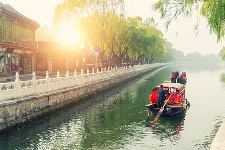 北京什刹海区前海北京运河上的中图片