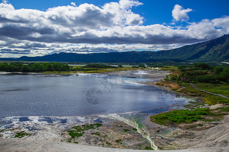 乌松火山口的酸湖图片