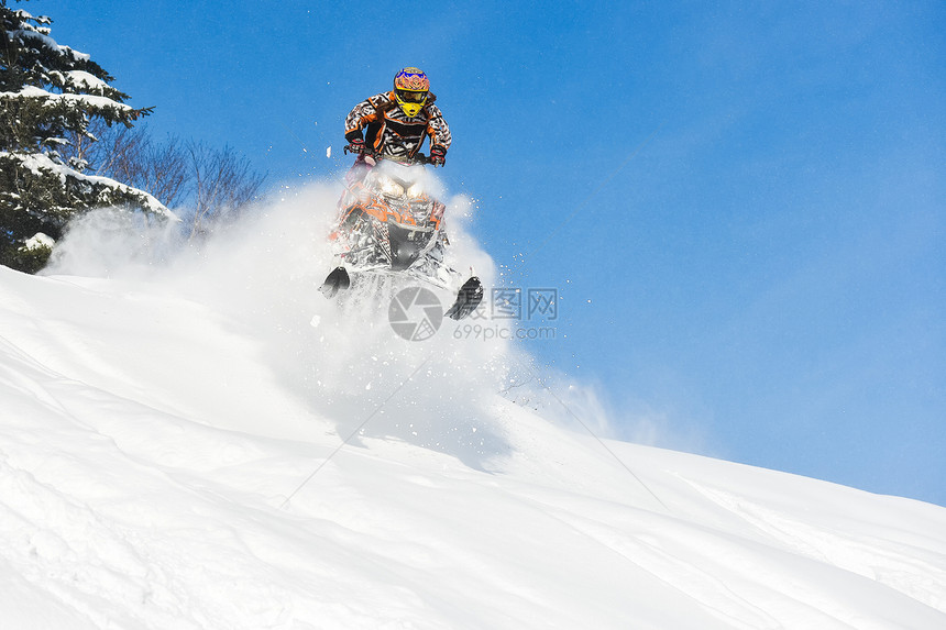 俄罗斯萨哈林岛山区滑雪胜地的雪地摩托骑手图片