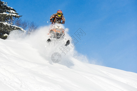 俄罗斯萨哈林岛山区滑雪胜地的雪地摩托骑手图片