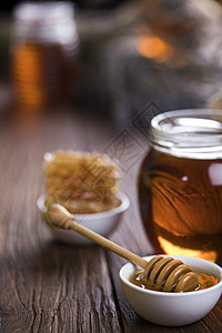 梳子里的新鲜甜蜂蜜图片
