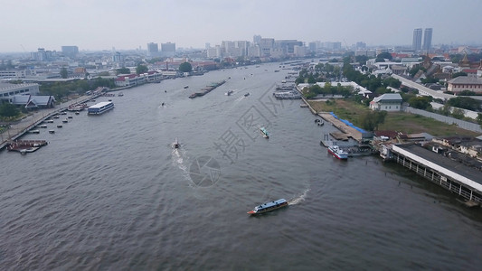 左岸有河流的城市景观住宅区的鸟瞰图城市图片