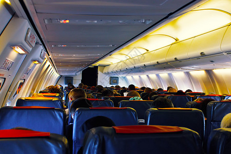 坐着乘客的飞机内部安全图片