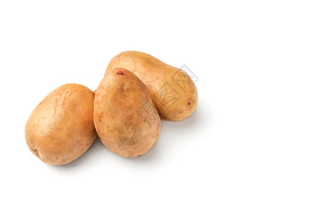 未经熟未精细的新鲜马铃薯在白色图片