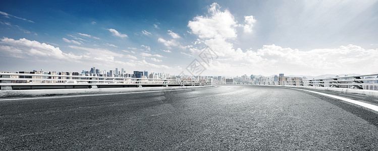 空荡的柏油路与杭州的城市景观在云天图片