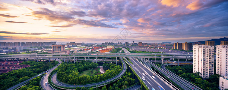 在杭州市中城交通繁忙的交汇处云层多图片