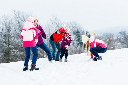 家里有小孩在冬天打雪图片