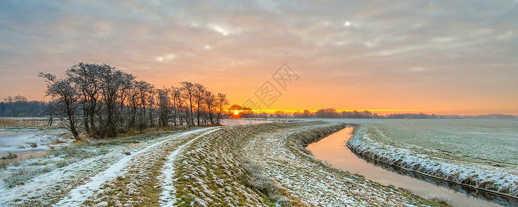清晨在冰冻草原风景中的米登河阳光升起在图片