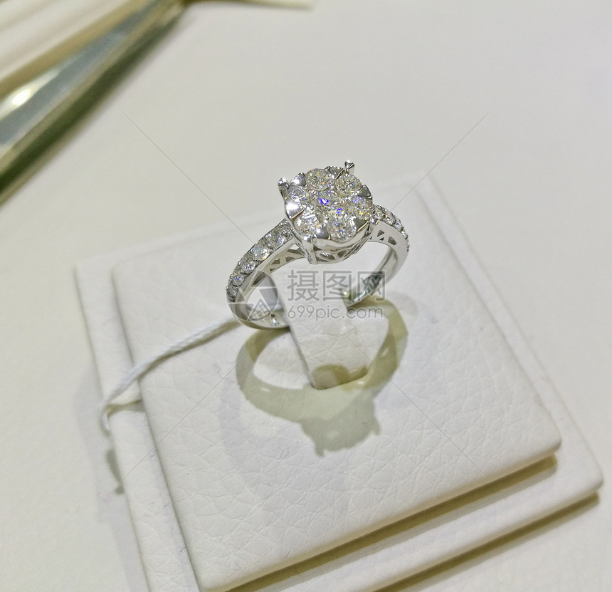 美丽的奢华婚礼钻石银戒指图片