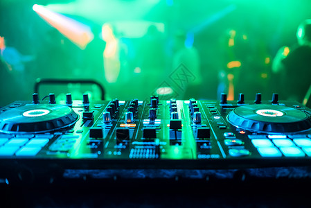 夜俱乐部晚会DJ摊位用于混合绿色模图片