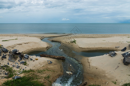 废水排入大海图片
