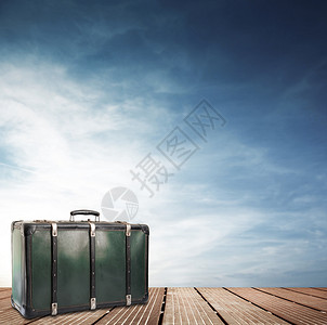 天空背景上的旧手提箱背景图片