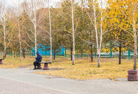 那个老妇人拿着拐杖坐背景图片