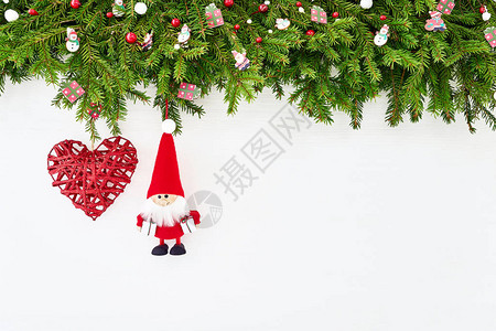 圣诞节背景圣诞枞树枝与白色木制背景上的圣诞老人复制图片