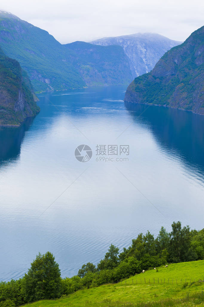 Aurlandsfjord的全景图片