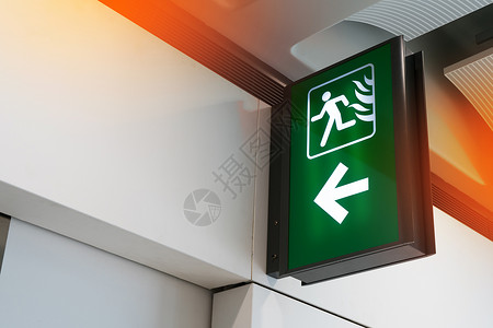 机场航站楼紧急出口方式的消防出口标志灯箱紧急标志情况下的绿色紧急图片