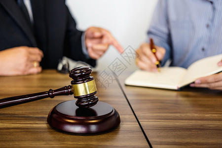 男律师或法官咨询与客户法律和法律服务理图片