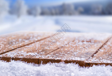 木质桌顶上满是雪图片
