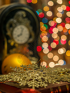 圣诞装饰品杂物和时钟在背景上加大背景图片