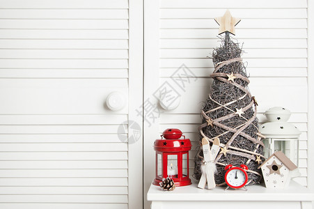圣诞树白门的红蜡烛台和白色烛台图片