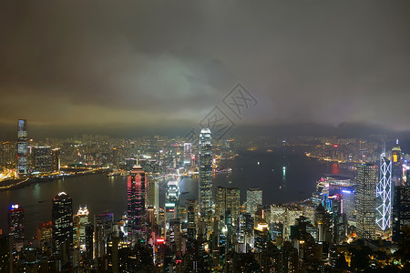 与维多利亚港和摩天大楼的香港市际夜图片