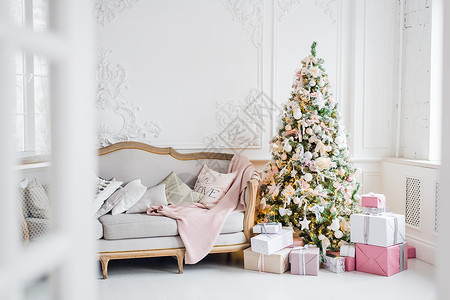 古老的圣诞内饰白色和粉红色调图片