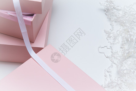 以粉红色盒子和白色丝带包背景图片