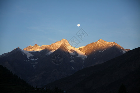 美丽的景色风景有雪盖山峰和月亮图片