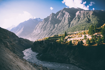 山谷中美丽的山河和大山印图片