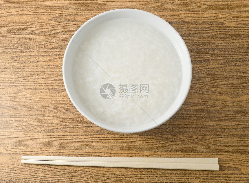亚洲传统食品一碗亚洲大米粥或用竹棒图片