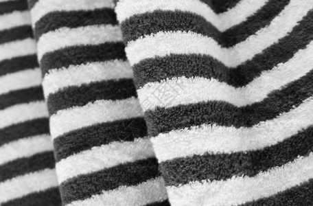 制造质地接近黑色和白色的Cozy浴巾图片