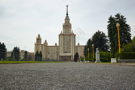 背景莫斯科国立大学主楼和前方Universitetska图片