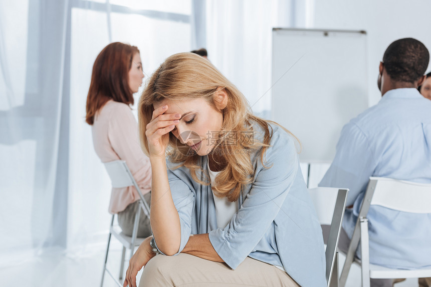 满脸怒气的成熟女人向下看而多民族群图片