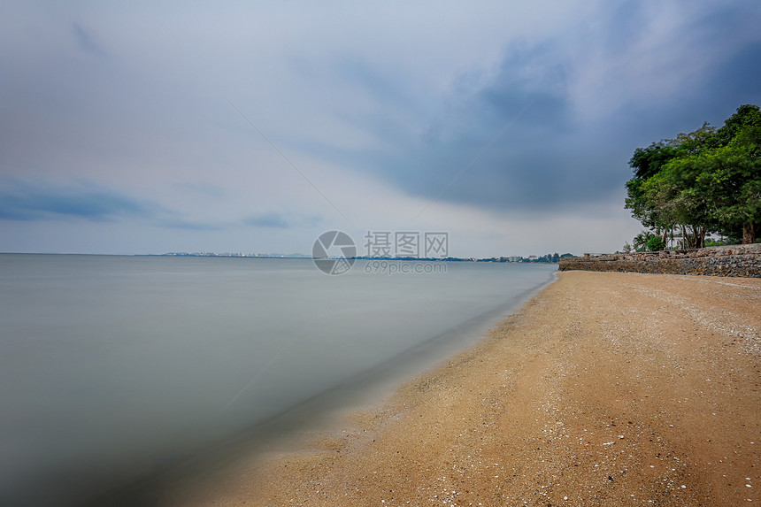 热带地区的海滩在宁静的一天里图片