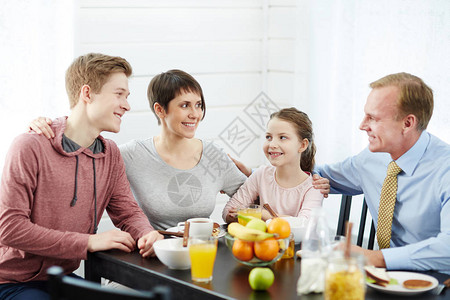幸福的家庭成员以餐桌相图片