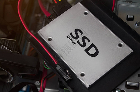 带电缆的SSD驱动器驱动器铺设在带有电缆和支架的图片