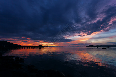 泰国普吉岛热带海域的日出或日落图片