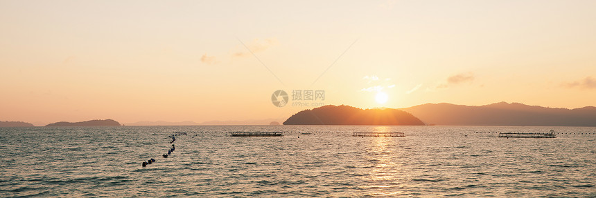 日出或日落的海景图片