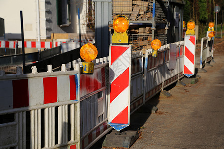 路障特殊栅栏在道路修理图片